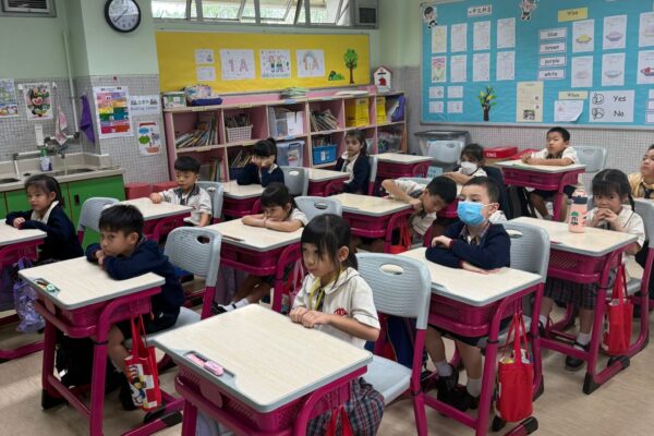 同學們專心聆聽