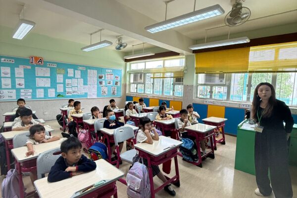 故事進行中，同學表現專心